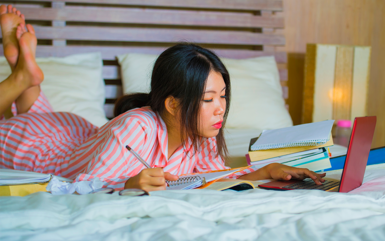 ベッドで勉強するのは効率が良い？メリットやデメリットは？
