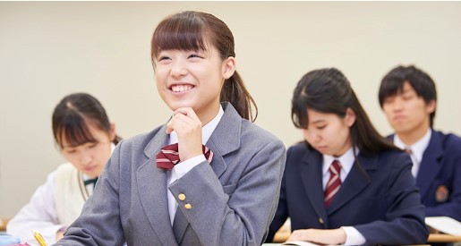 合塾 秋葉原館で勉強する女性