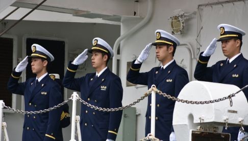 巡視艇に乗る海上保安官 幹部になるには海上保安大学校へ 入試対策は