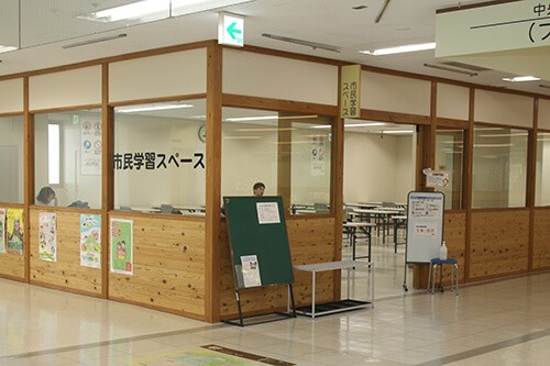 秋田市立中央図書館明徳館文庫市民学習スペース