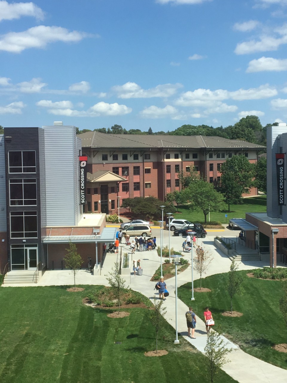 Over-400-students-move-into-Scott-Crossing-by-Charlotte-Reilly-e1503365646837