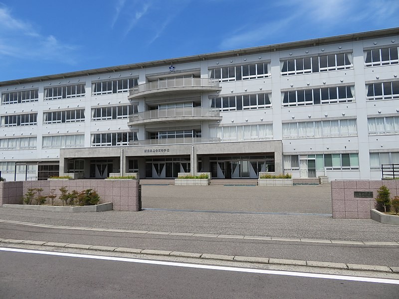 800px-Niigata_Prefectural_Maki_High_School_1