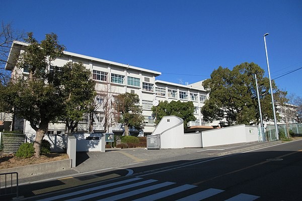 600px-Osaka_Prefectural_Sakai_Higashi_High_School