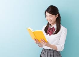 本を音読している女子高生