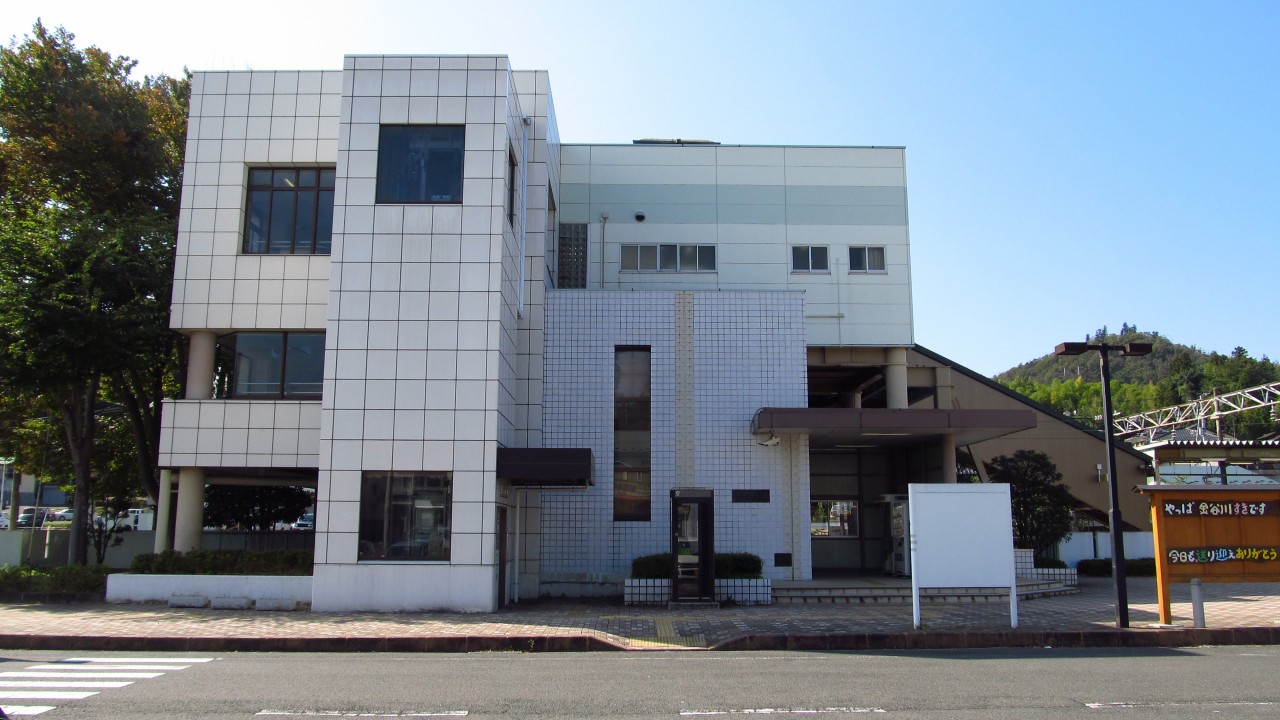 JREast-Tohoku-main-line-Kanayagawa-station-building-20151016-113050