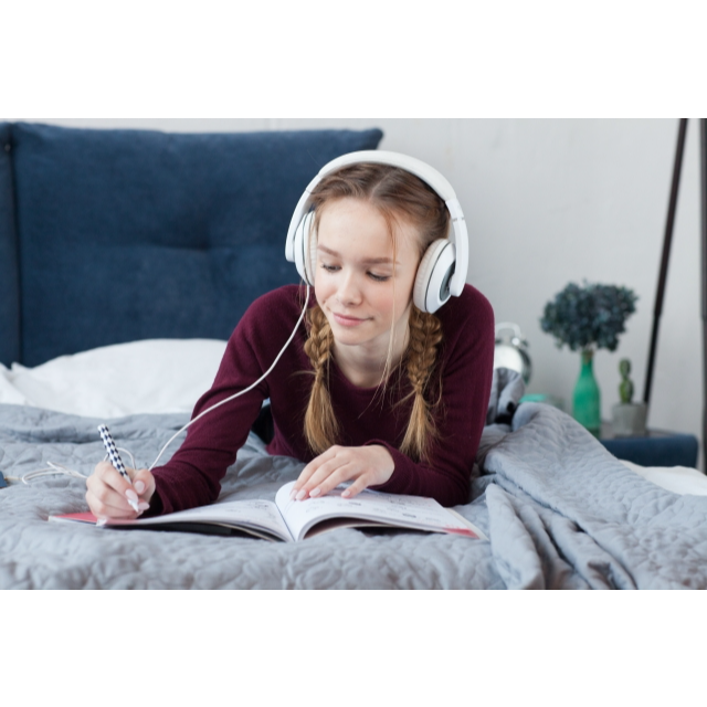 音楽を聴きながら勉強する女の子