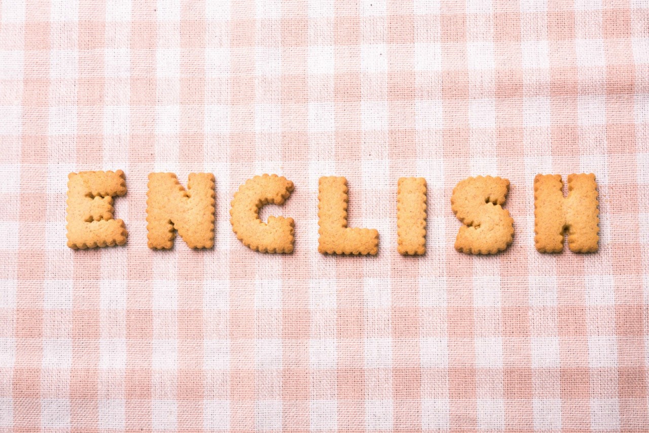 ENGLISH と並べられたアルファベットのクッキー