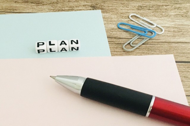 文房具と「PLAN」と書かれたサイコロ