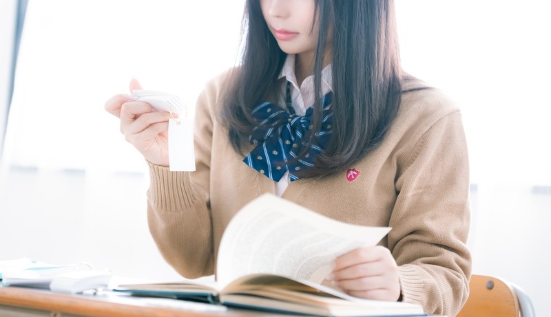 単語カードで勉強する女子高生