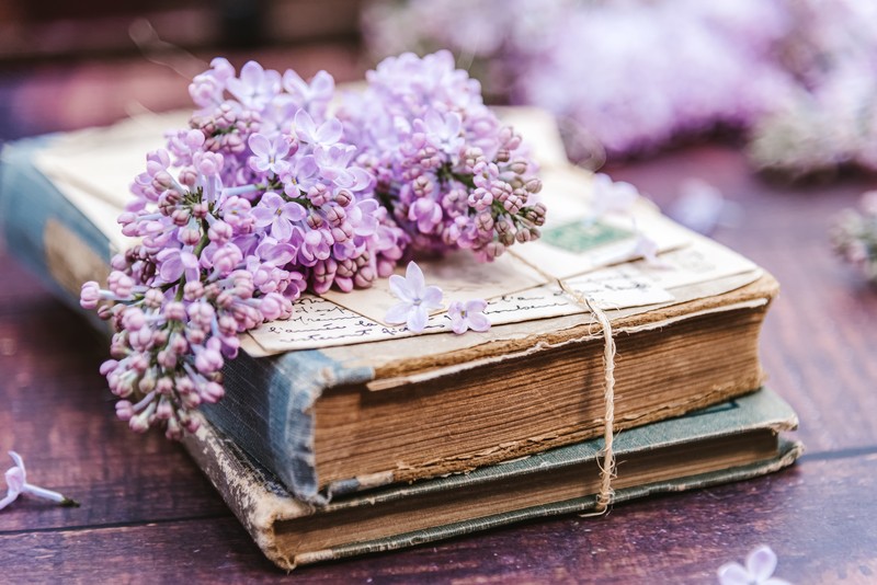 古い本と花