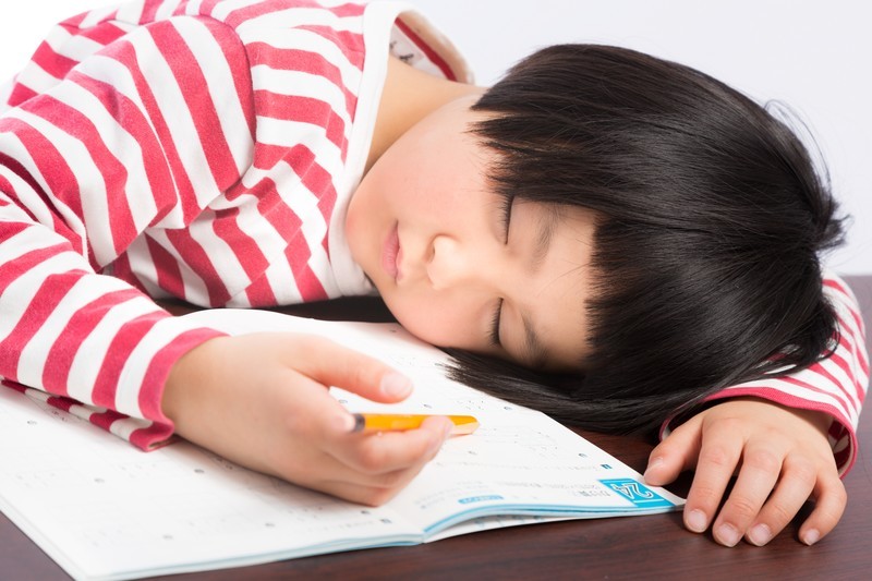 勉強中に寝る女の子