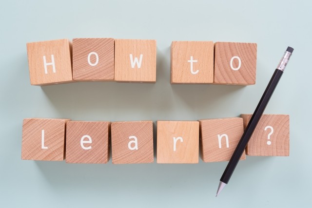 How to learn？と書かれた積み木の画像