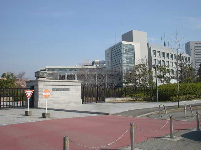 Osaka_University_Suita_campus_entrance