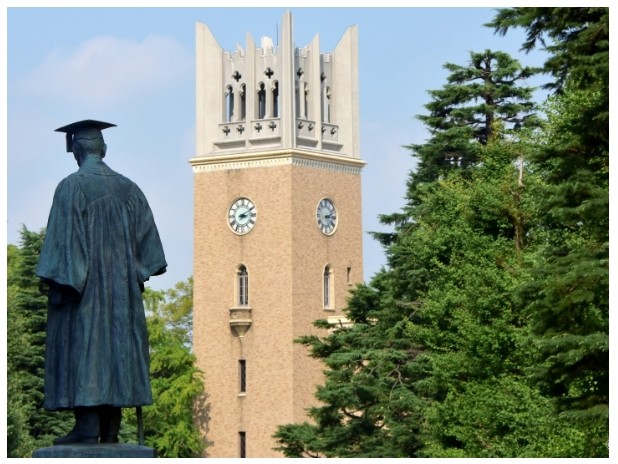 早稲田大学　木　像