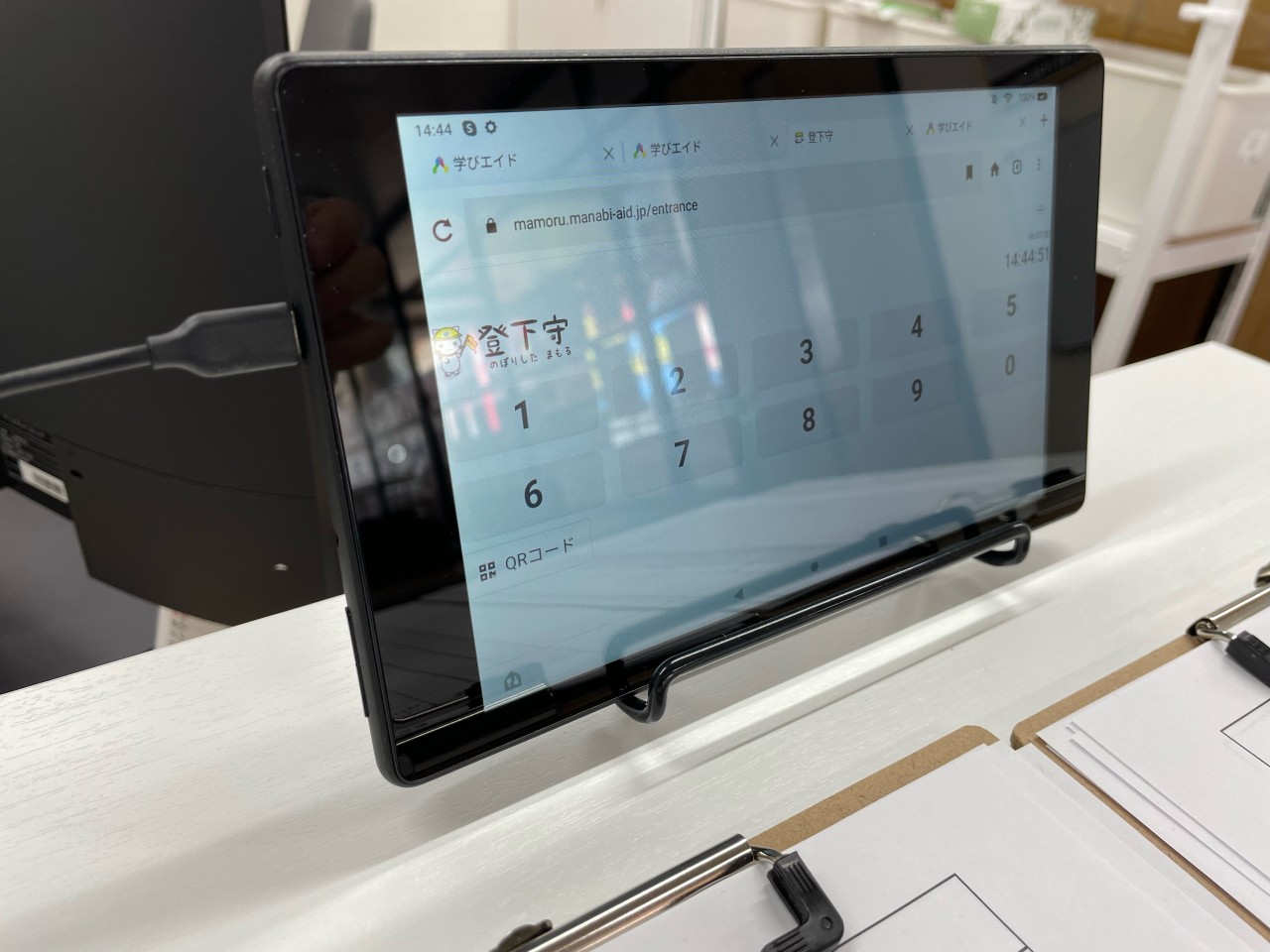 タブレット　机　入退室