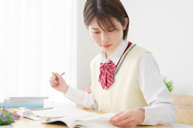 勉強している女子高生