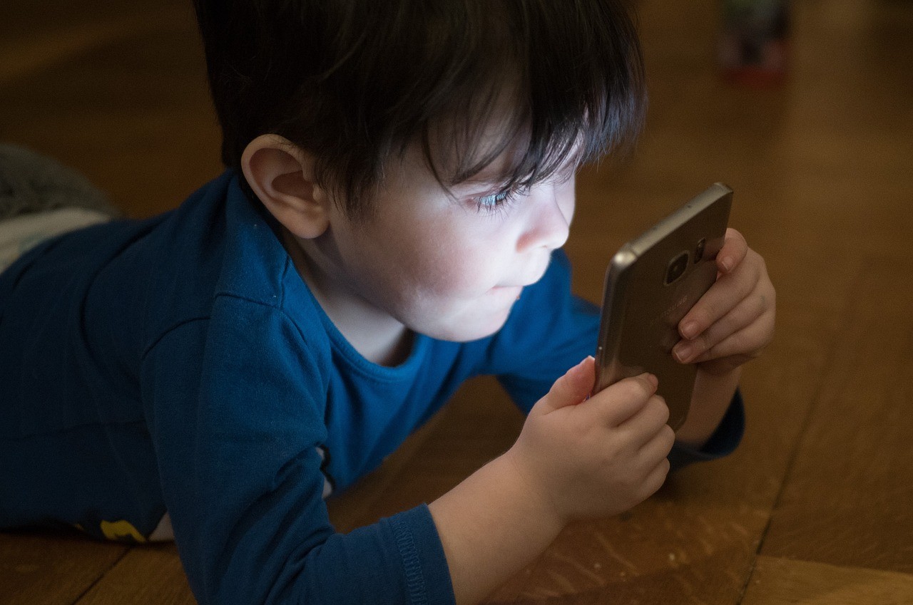 スマホを見る男の子