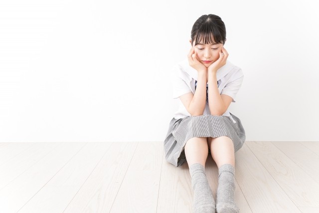 悩む女子高生