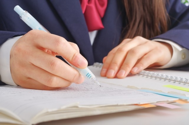 勉強を頑張る高校生