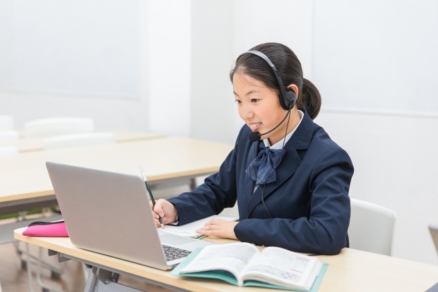 オンラインで勉強する女の子