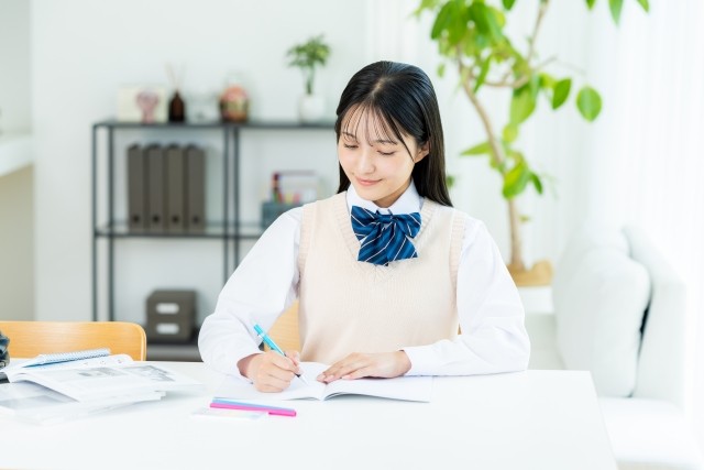 集中して勉強する女子生徒