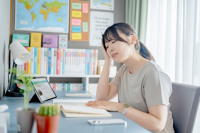 勉強に身が入っていない女の子