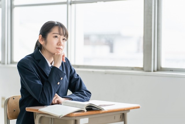 悩んでいる女子生徒