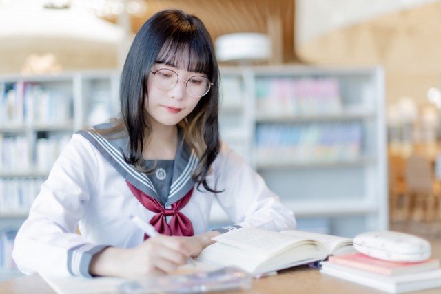 図書館で勉強する女子高生