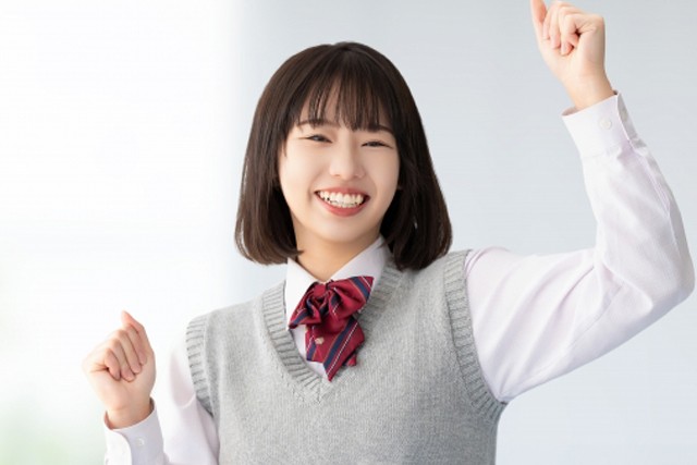 喜んでいる女子高生