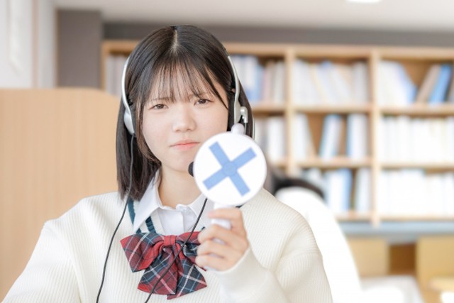バツ印を持った女子高生