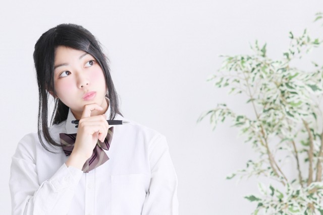 勉強場所の移動を考える高校生